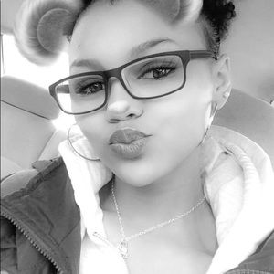 Meet your Posher, Alexis